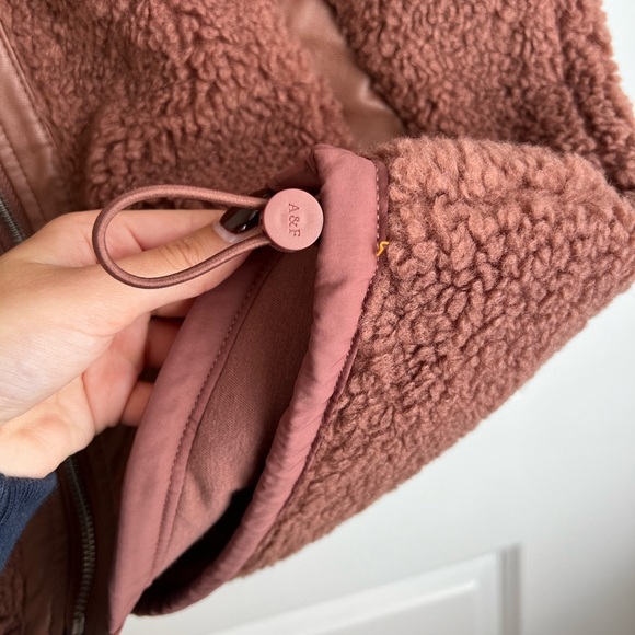 Abercrombie & Fitch Cozy Sherpa Zip-Up Vest - Picture 5 of 6